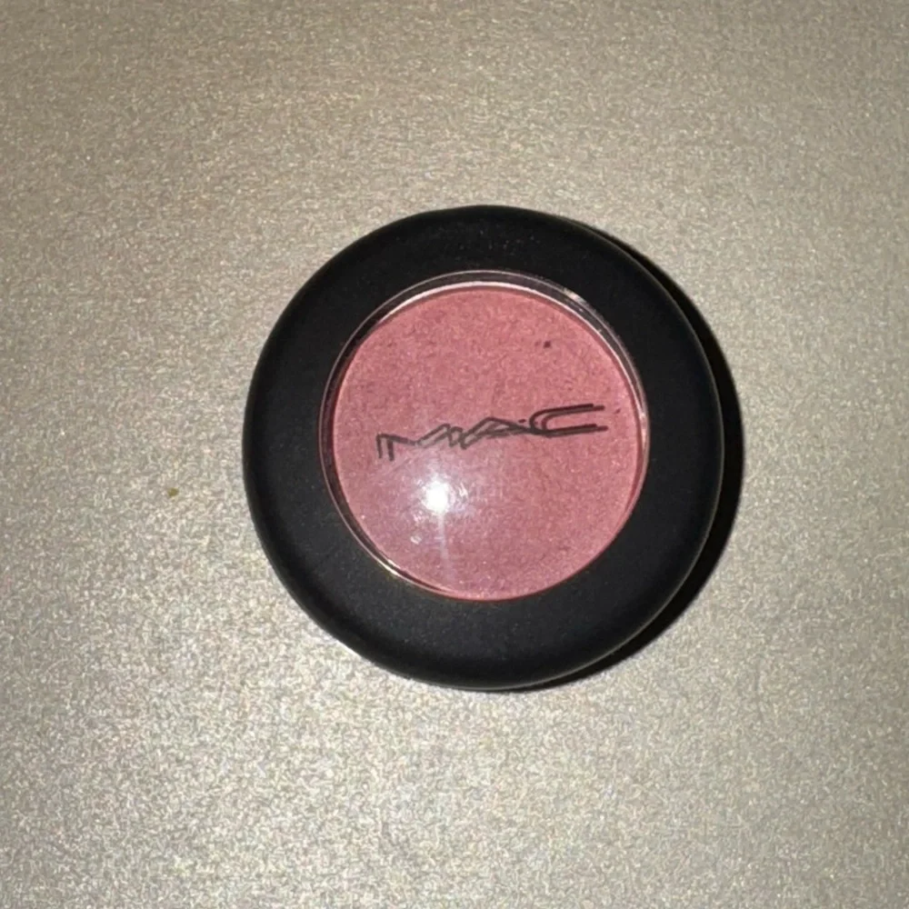 MAC Cosmetics Perky eyeshadow